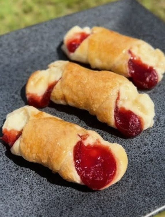 Quesito de Guayaba (Puerto Rican Cheese Danish with Guava)