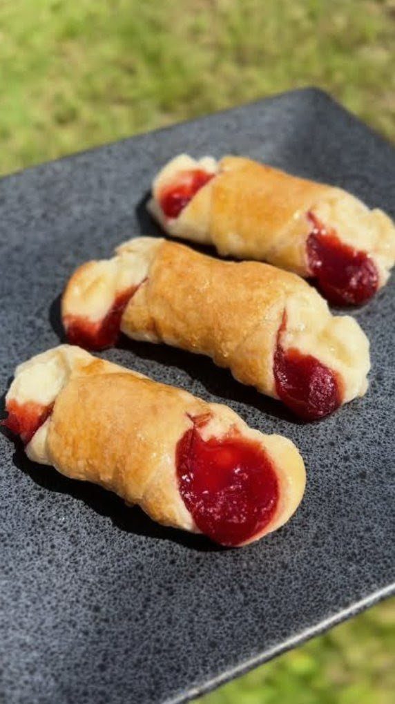 Quesito de Guayaba (Puerto Rican Cheese Danish with Guava)